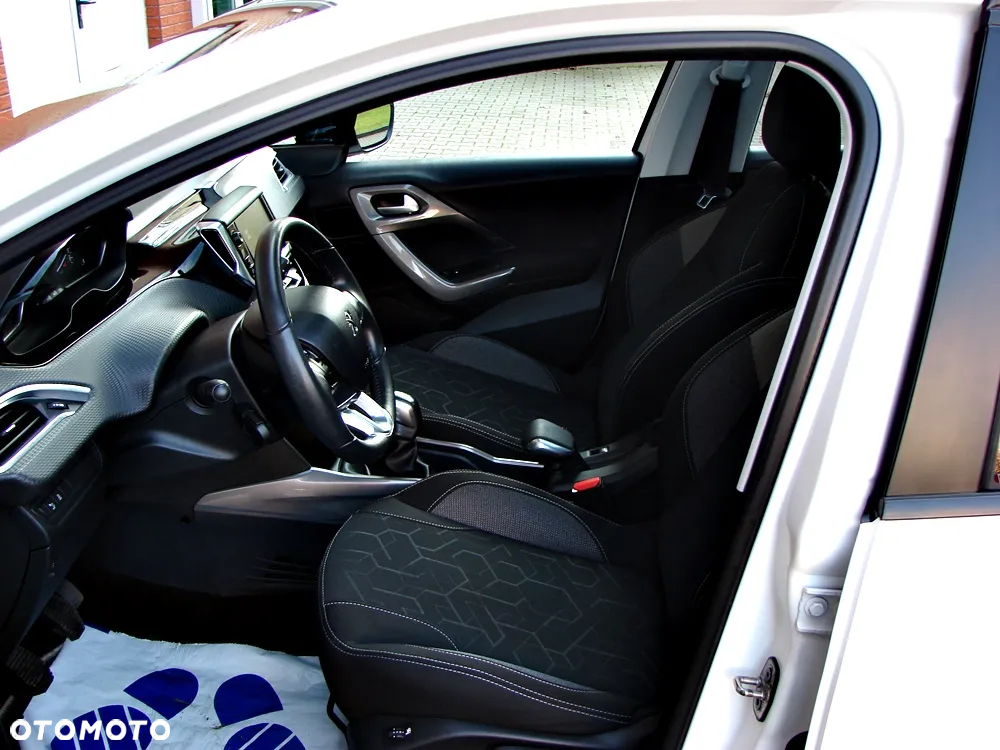 Peugeot 2008 1.2 Pure Tech Style EU6 - 21
