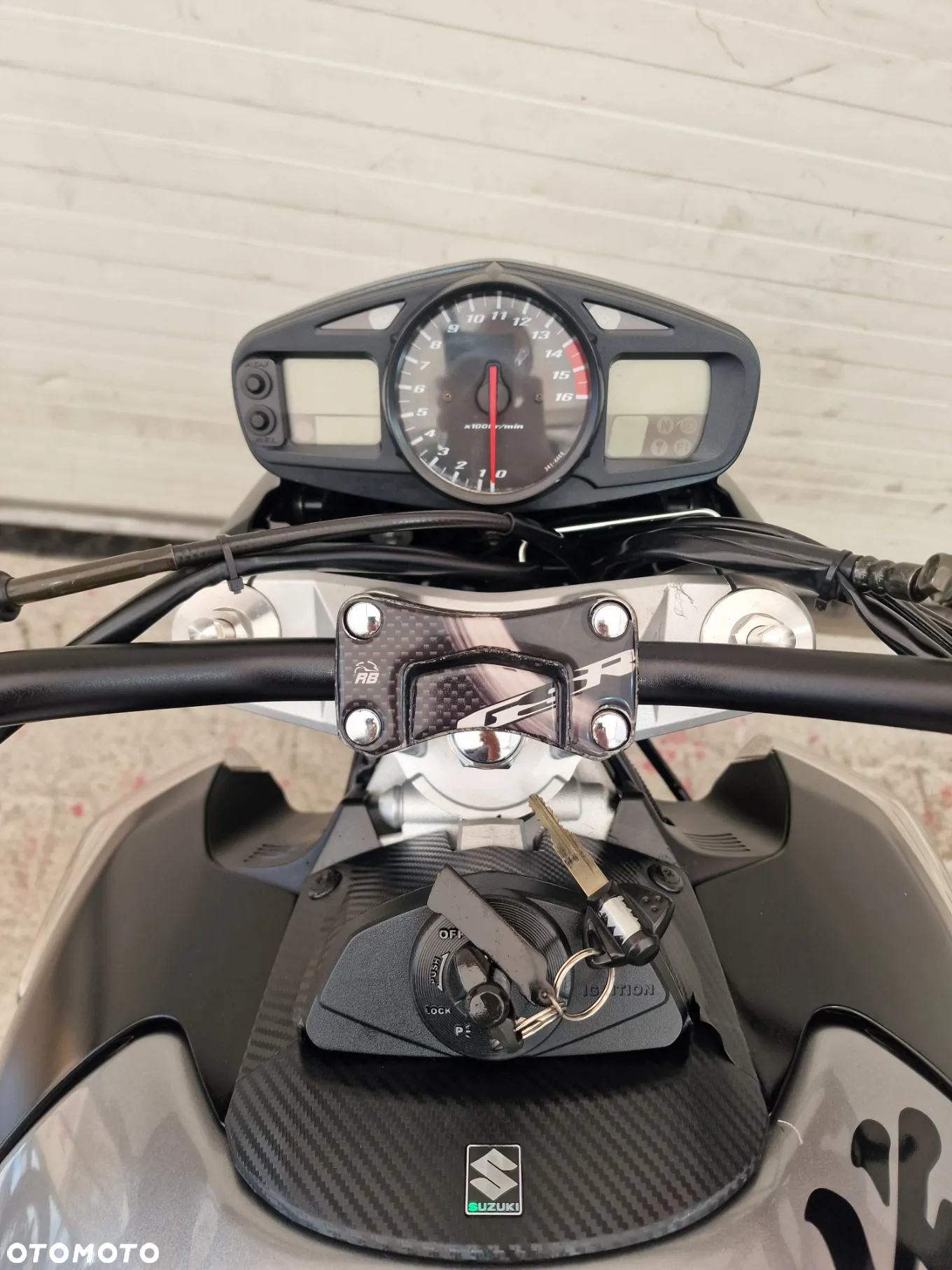 Suzuki GSR - 29