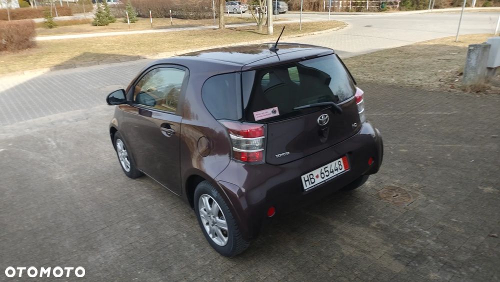 Toyota iQ - 10