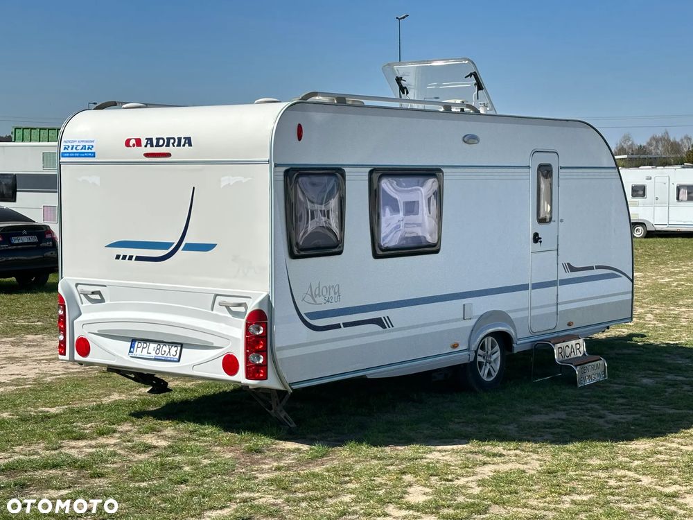 Adria ADORA 542 UT z napędem, nową markizą i dużą łazienką. - 6