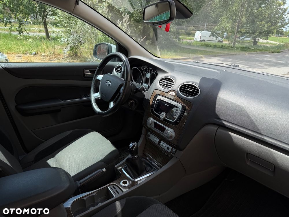 Ford Focus 1.6 Ghia - 23