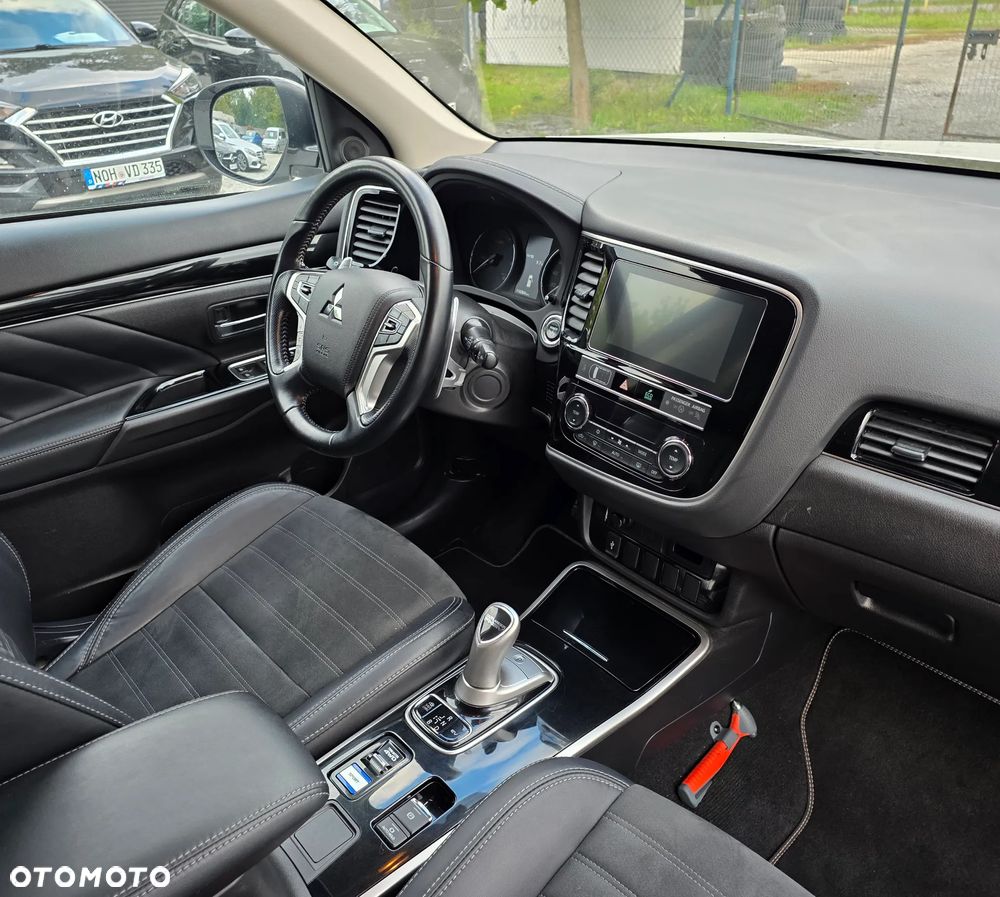 Mitsubishi Outlander 2.4 4WD Plug-In Hybrid Diamant - 17