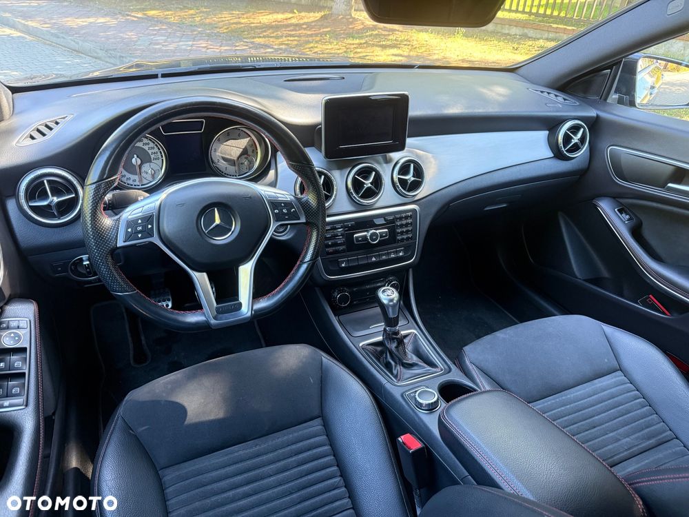 Mercedes-Benz CLA 180 AMG Line - 9