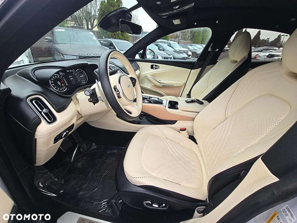 Aston Martin DBX - 9