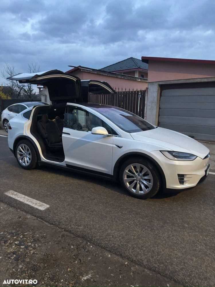 Tesla Model X - 1