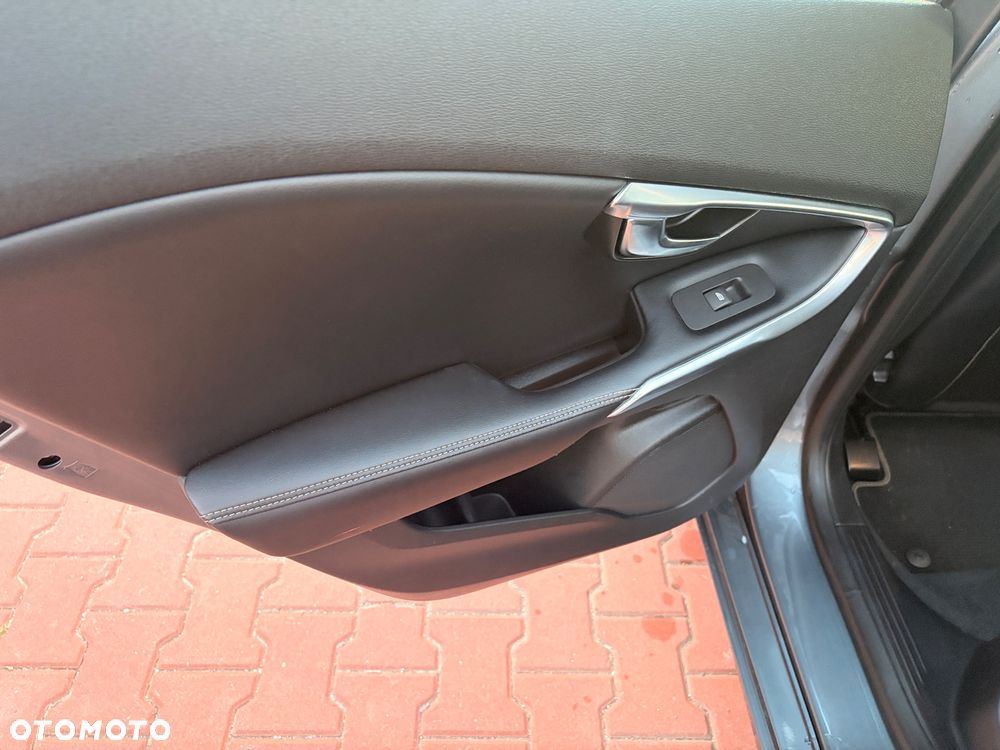 Volvo V40 D2 Drive-E R-Design Momentum - 13
