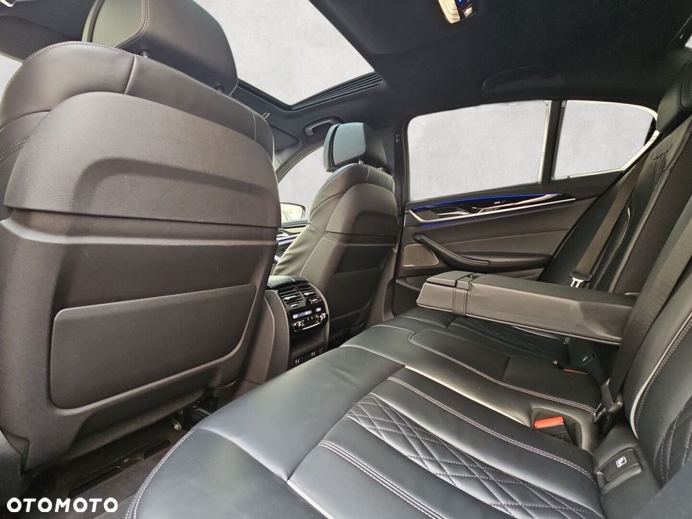 BMW Seria 5 M550i xDrive - 28