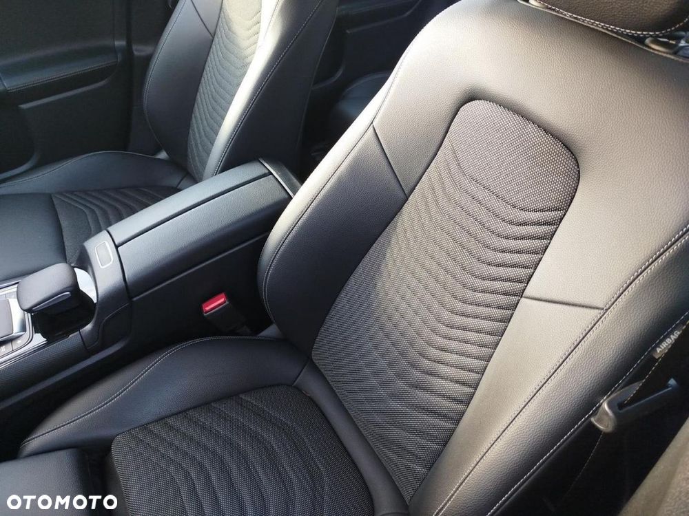 Mercedes-Benz GLB - 11