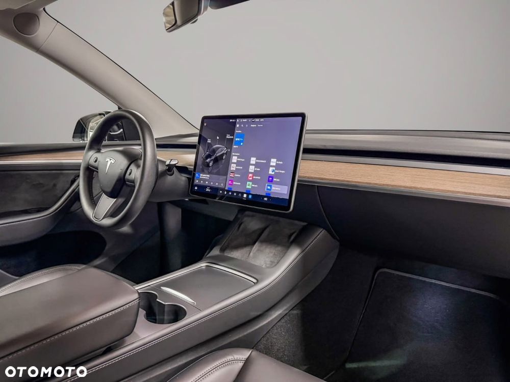 Tesla Model Y Long Range AWD - 17