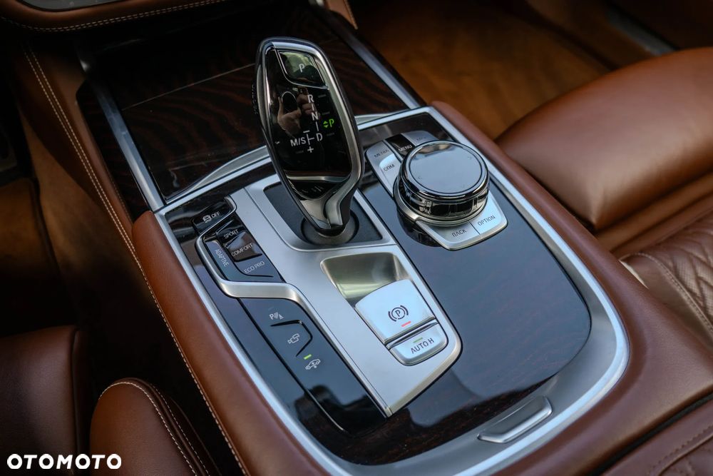 BMW Seria 7 750i xDrive - 25