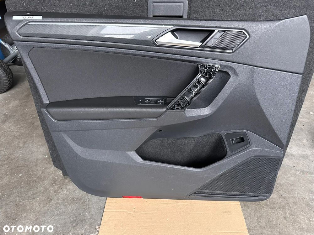 Tapicerka boczek drzwi lewy przód Vw Tiguan 5NA