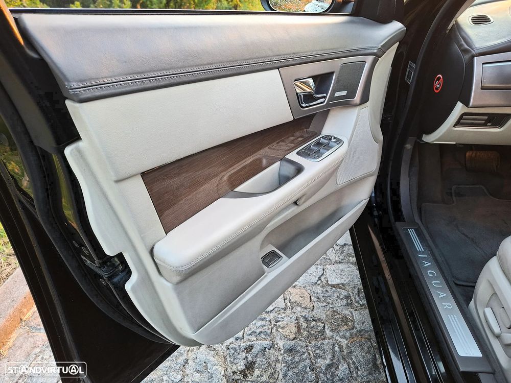 Jaguar XF 2.7 D V6 Premium Luxury - 33