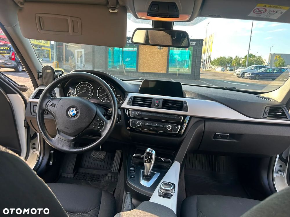 BMW Seria 3 320i GPF - 11