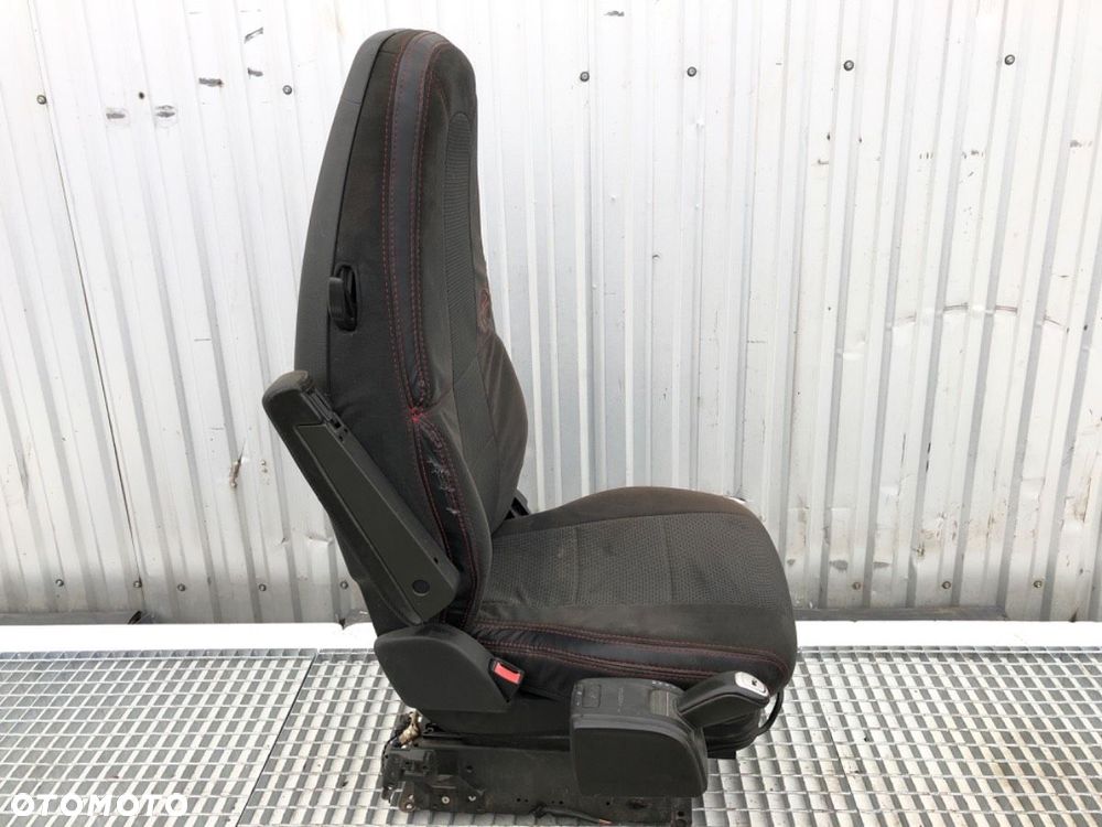 FOTEL LEWY PRZÓD  VOLVO FH II 2012 - 2022 500 368 kW [500 KM] 10x4/6 2017 - 4