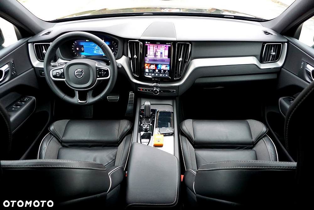 Volvo XC 60 B4 D Plus Dark - 30