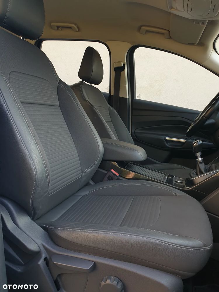 Ford Kuga 2.0 TDCi 2x4 Titanium - 29
