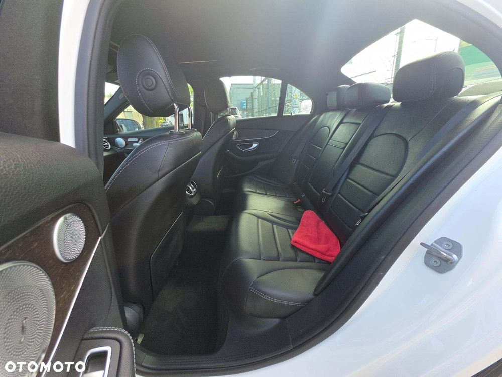 Mercedes-Benz Klasa C 300 4Matic 9G-TRONIC AMG Line - 13