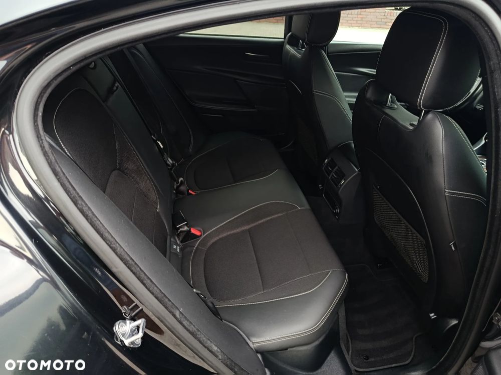 Jaguar XE D180 R-Dynamic S - 22