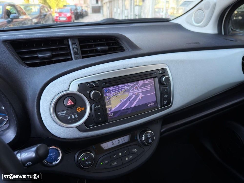 Toyota Yaris 1.5 HSD Comfort +P.Style+Navi - 23