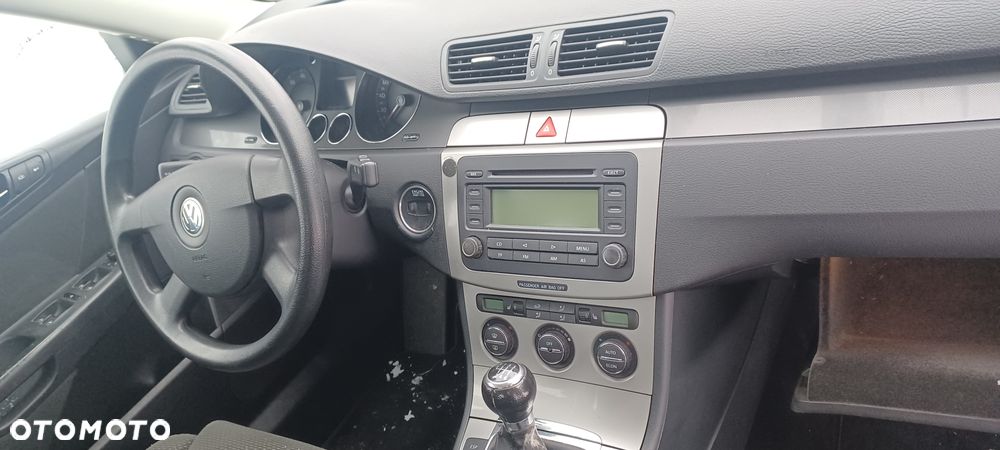 Volkswagen Passat 1.6 FSI Comfortline - 12