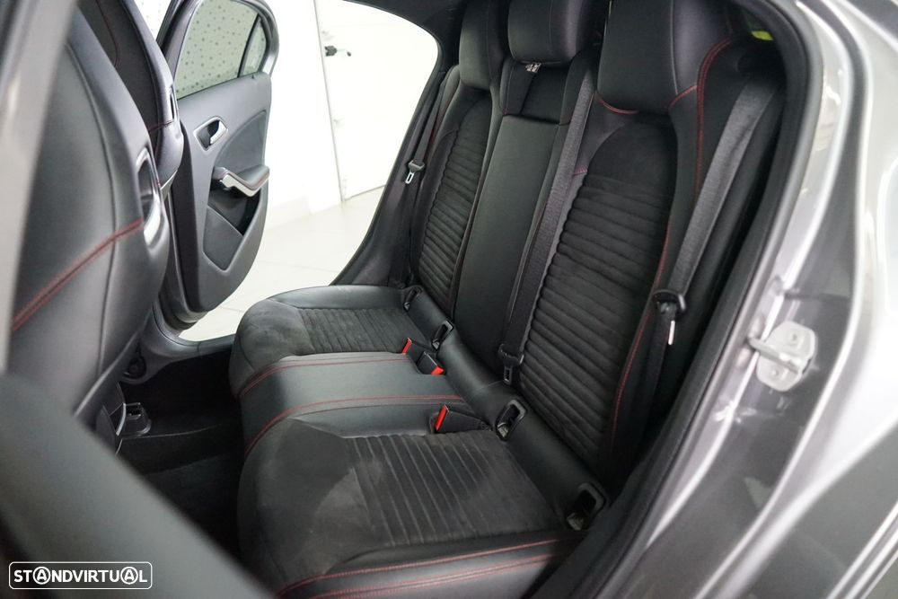 Mercedes-Benz A 180 d AMG Line - 32