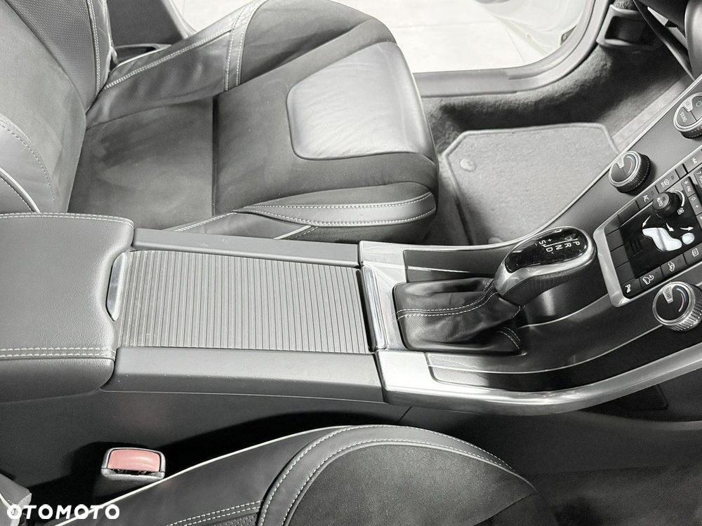 Volvo XC 60 D4 AWD Momentum - 23