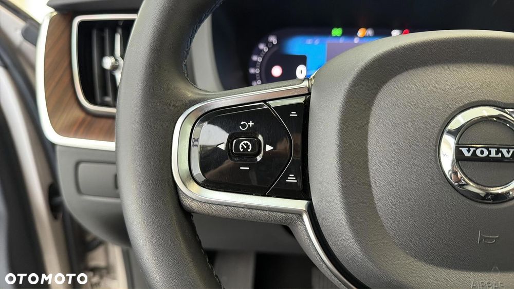 Volvo XC 60 B4 D Plus Dark - 24