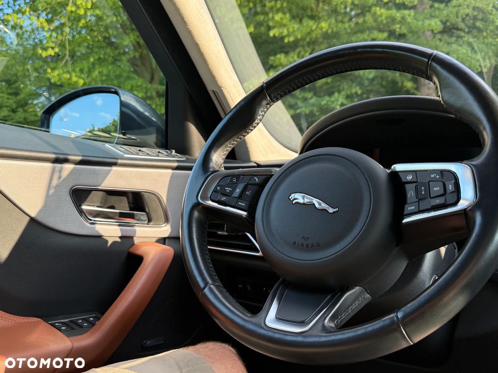 Jaguar F-Pace 30t AWD Portfolio - 18