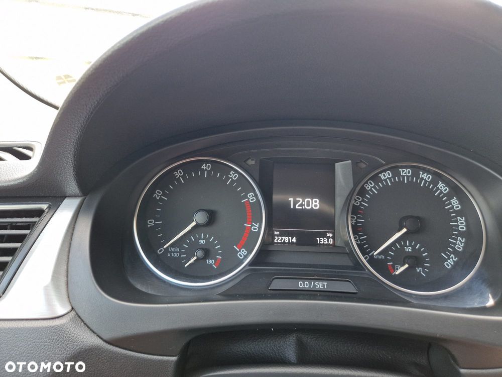 Skoda RAPID 1.2 TSI Ambition - 8