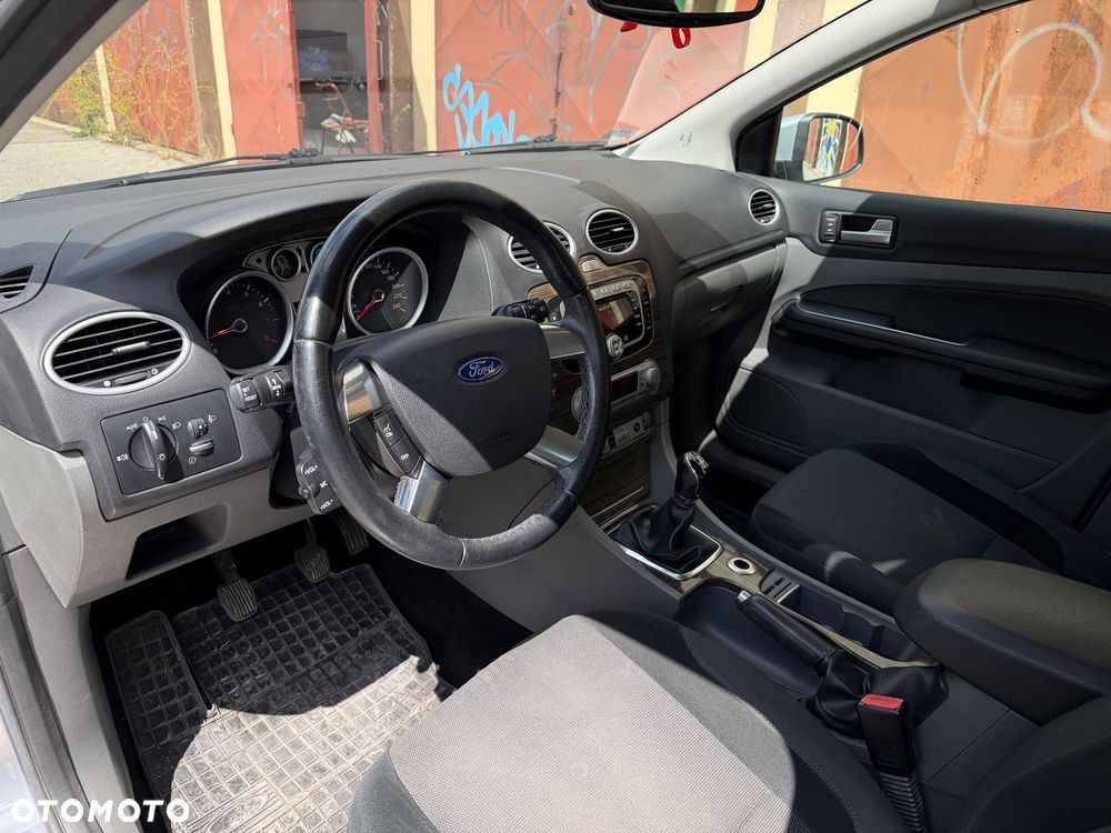 Ford Focus 1.6 Ghia - 10