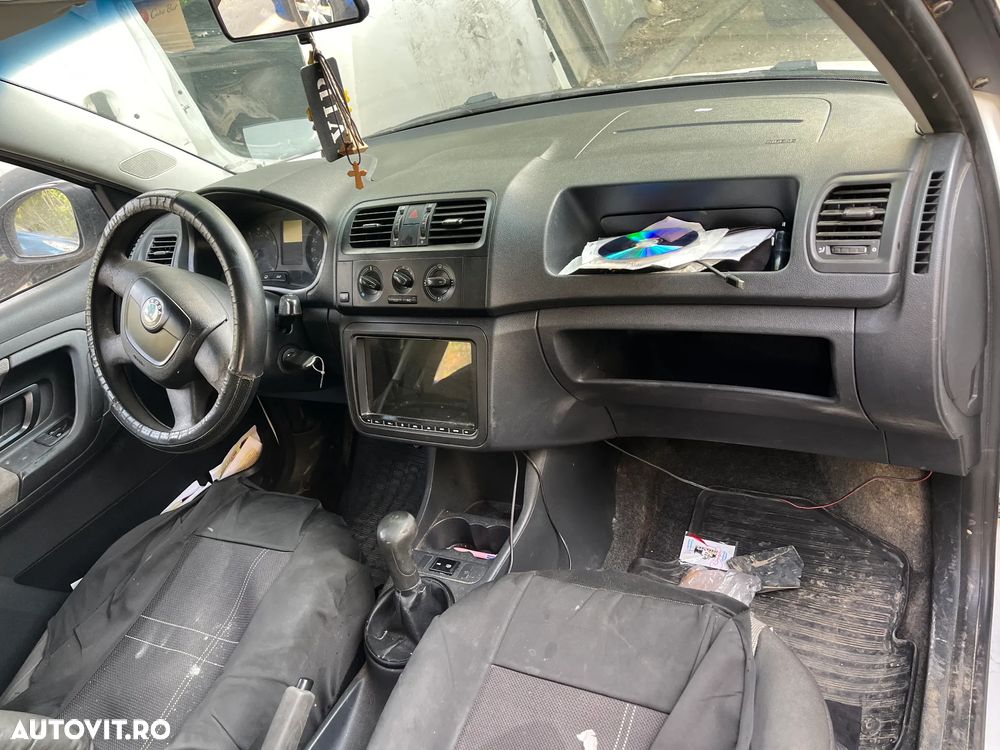 Dezmembrez Skoda Fabia 2 facelift 2012 alb 1,2 benzina - 6