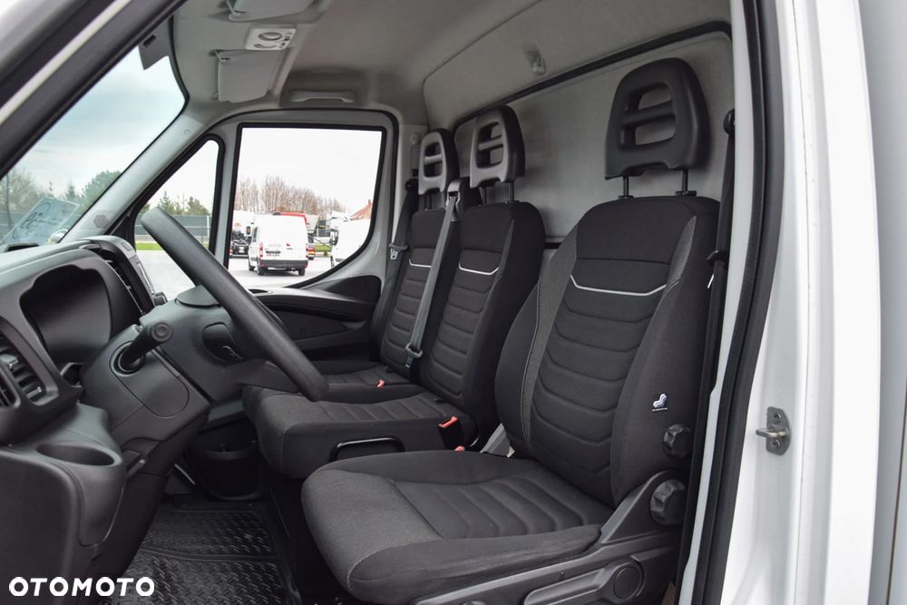 Iveco DAILY 35S14 / 2.3 - 140 KM / AUTIOMAT HI-MATIC / 3 OSOBY / DO 3,5 TONY / KONTENER / DOSTAWCZE / WINDA PALFINGER / KLIMA / TEMPOMAT / 2022 / SERWISOWANY / SPROWADZONY Z NIEMIEC - 38
