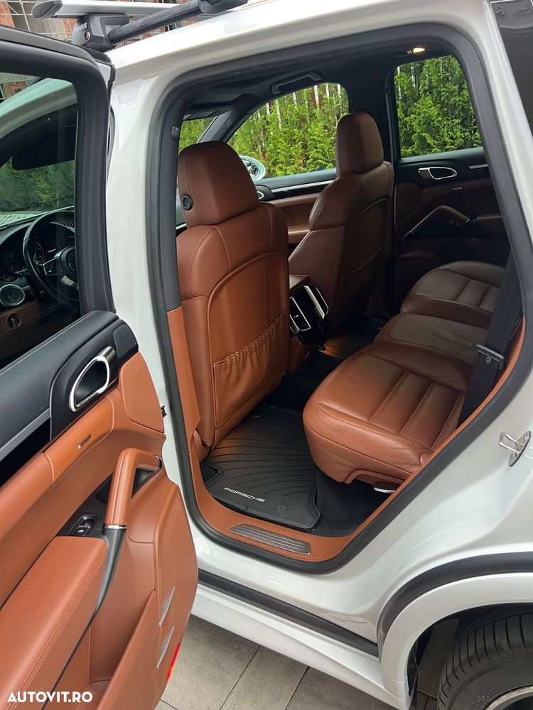 Porsche Cayenne 3.0 L - 7