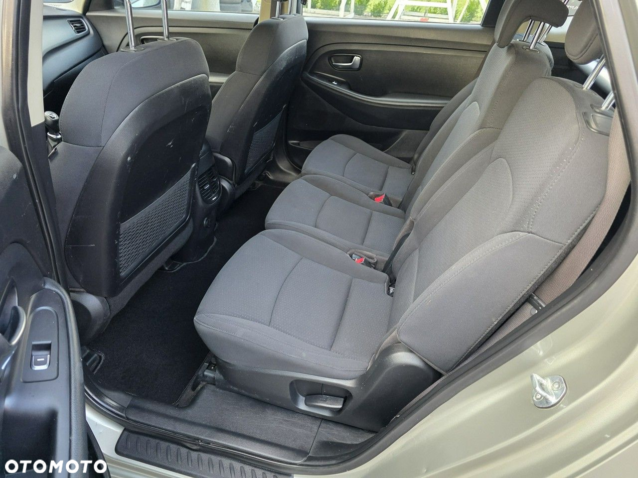 Kia Carens - 12