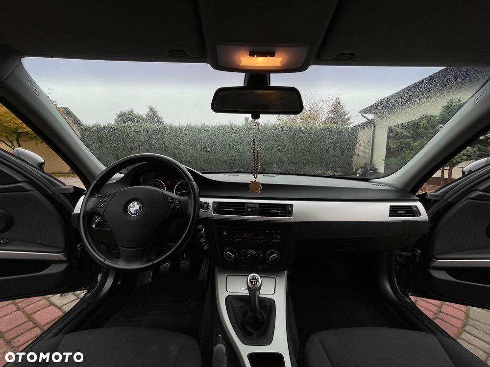 BMW Seria 3 318i Touring - 8