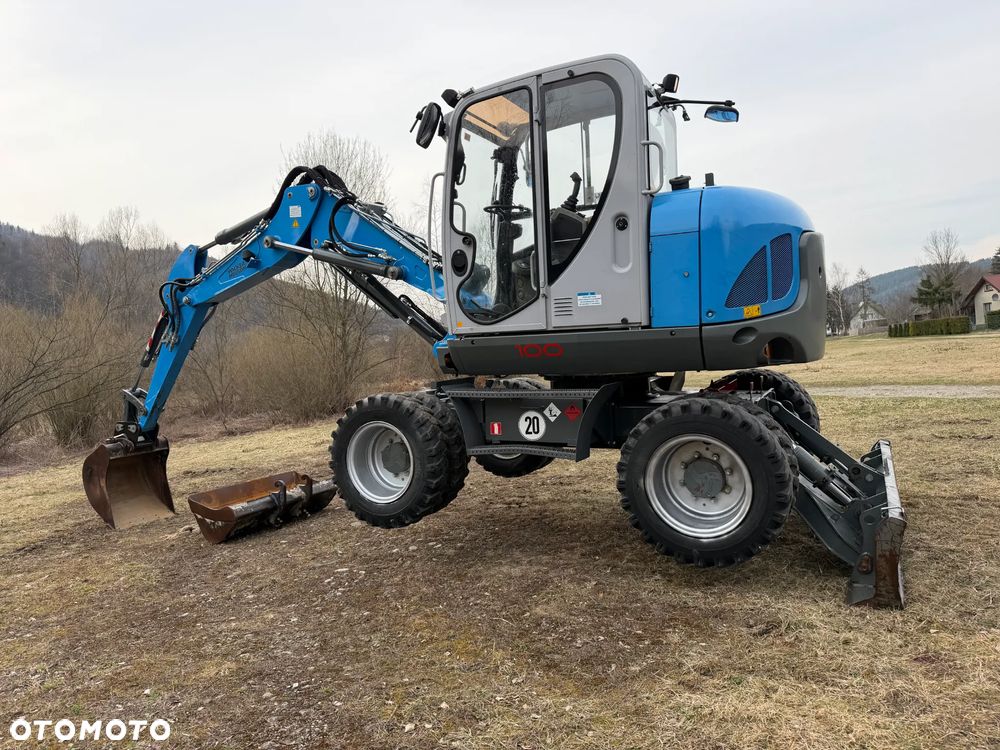 Wacker Neuson EW100 Koparka Kołowa 11 ton. NISKI PRZEBIEG.  3x łamane Ramię. Klima. Pompa ON. 2 Łyżki. Dodatkowe 3 sekcje Hydrauliczne. z upadłośći Norweskiej. Maszyna Jak Nowa z salonu! 2799 mtg. PERKINS silnik 130km. STABILIZATORY Klima. DEKRA 2026r. Książka serwisowa. Szybkozłącze Hydr. Skrętne ramie. Ani deka luzów i wycieków. Pełny Oryginał. Nie picowana na sprzedaż. OKAZJA - 7