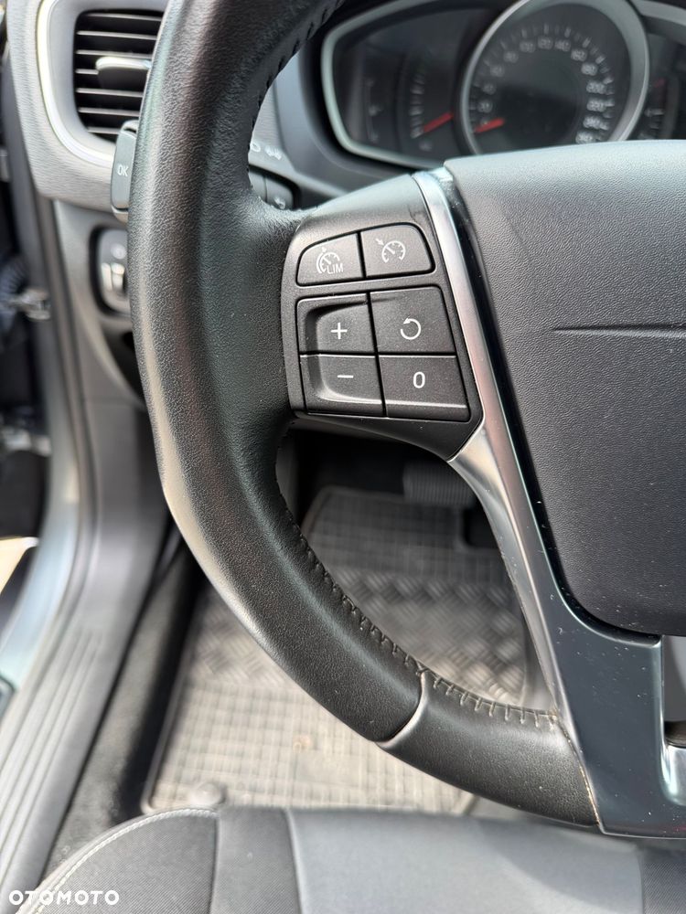Volvo V40 - 24