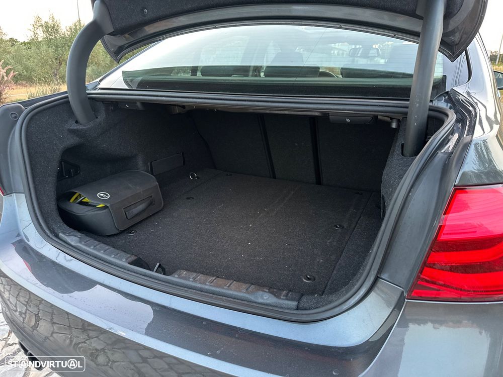 BMW 330 e iPerformance - 32