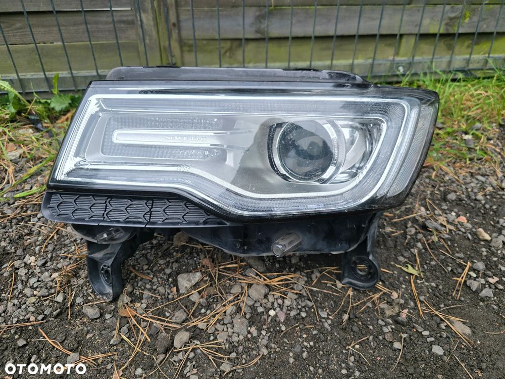 Jeep Grand Cherokee wk2 lift 2016- lampa xenon idealna europa - 2