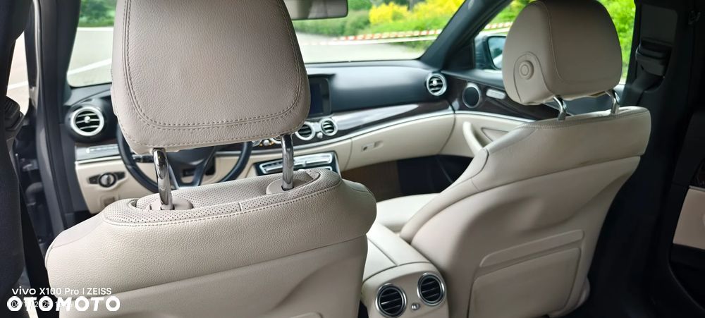 Mercedes-Benz Klasa E 220 d 4-Matic 9G-TRONIC - 14