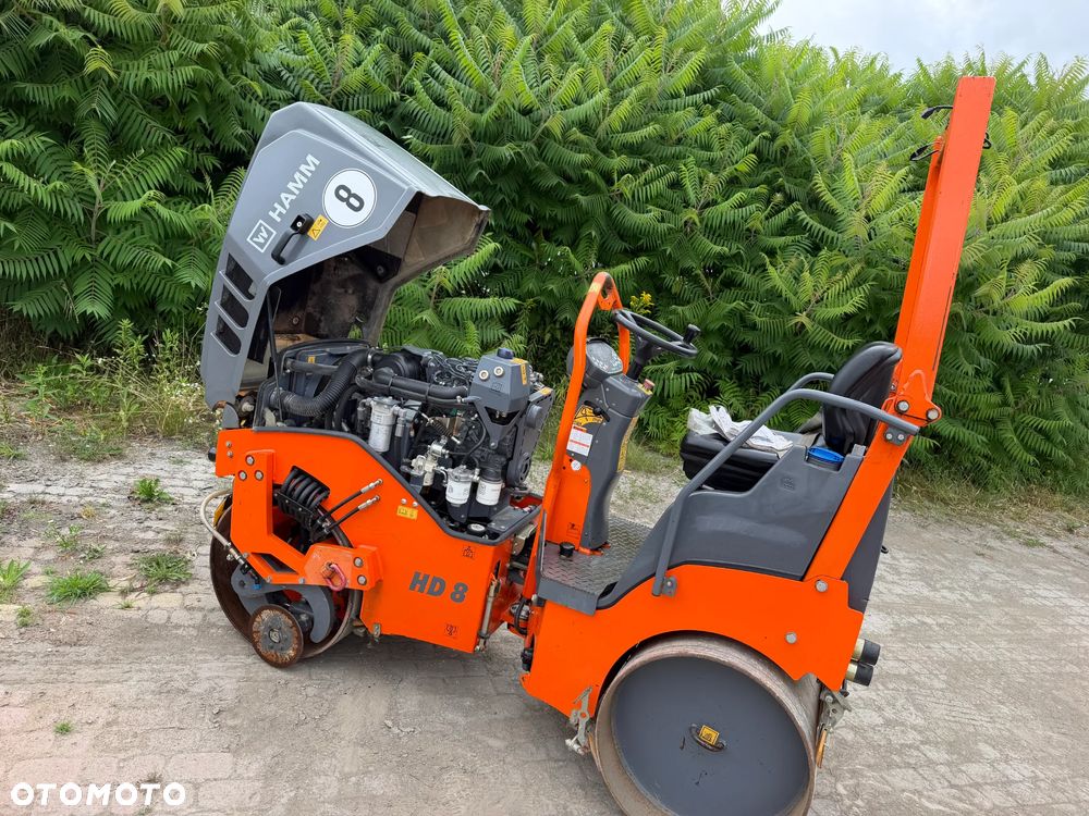 Hamm HD 8VV  Walec Terenowo Drogowy do Asfaltu z OBCINAKIEM BOCZNYM Hydraulicznym! 2 tony. Import Norwegia 2017 rok. 624 mtg. Silnik KUBOTA 3 cylindry. Maszyna nie różni się od Nowej z salonu! Serwisy w Dekra AKTUALNE 2026rok. Zero zniszczeń IGŁA !! Gotowy do długiej pracy. Po dużych serwisach eksploatacyjnych w Norwegii. Walec pochodzi z urzędu Komunalnego w Norwegii od pierwszego właściciela. Jego historia od nowości to lekkie inwestycje miejskie! Jedyna taka okazja! Bardzo mały walec a moc Potężna! Ani deka luzów i wycieków. OKAZJA. Zraszacze na dwa bębny. Ubijanie na dwa lub jeden bęben. Siła ubijania regulowana! - 11