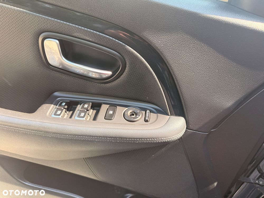 Kia Carens - 8