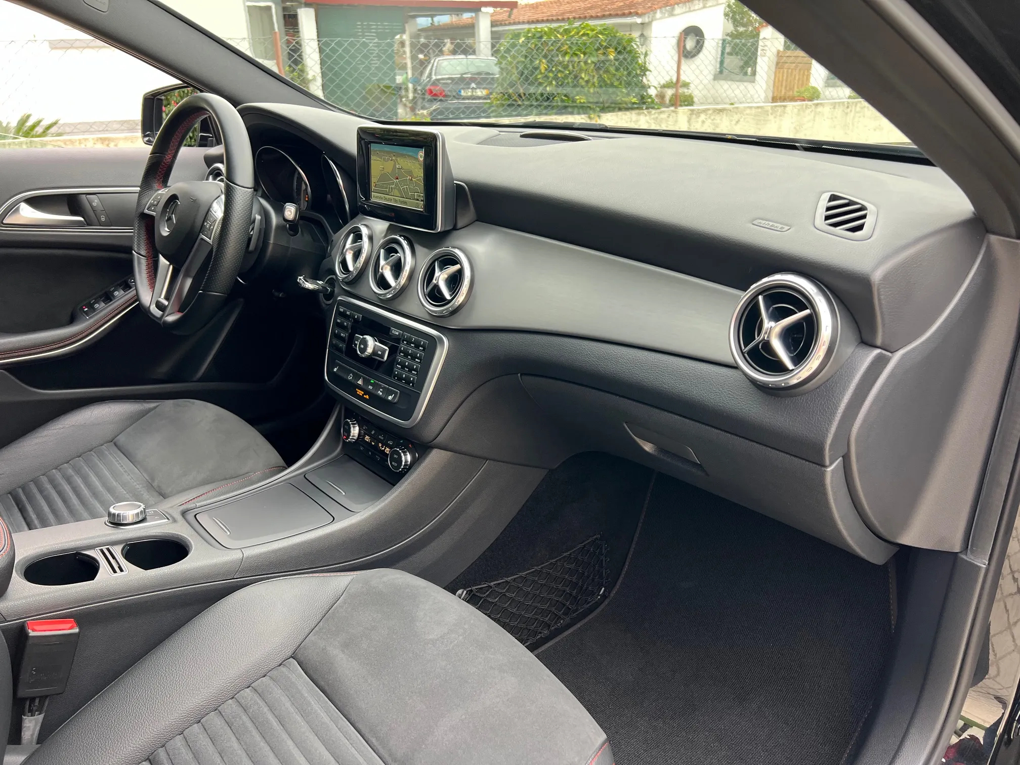 Mercedes-Benz GLA 220 CDI 7G-DCT AMG Line - 32