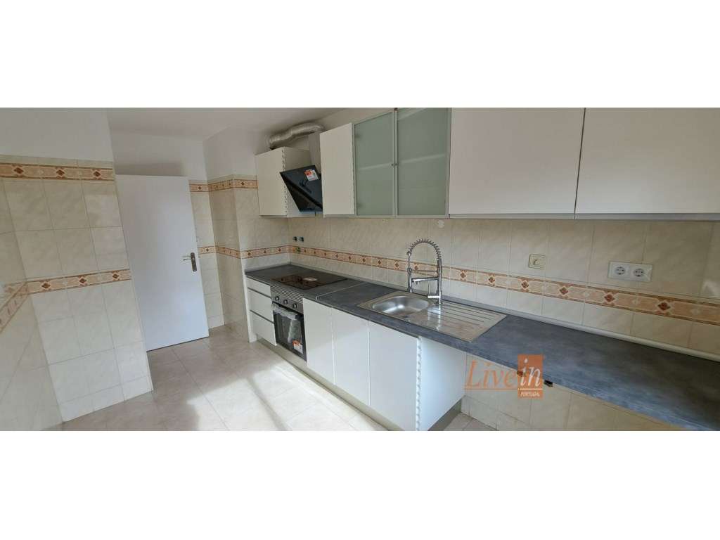 Apartamento T2 Totalmente Remodelado na Tapada das Mercês - Grande imagem: 2/26