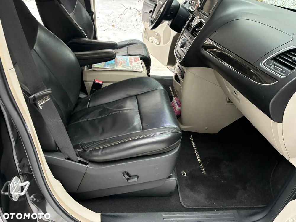 Chrysler Town & Country 3.6 Limited - 35