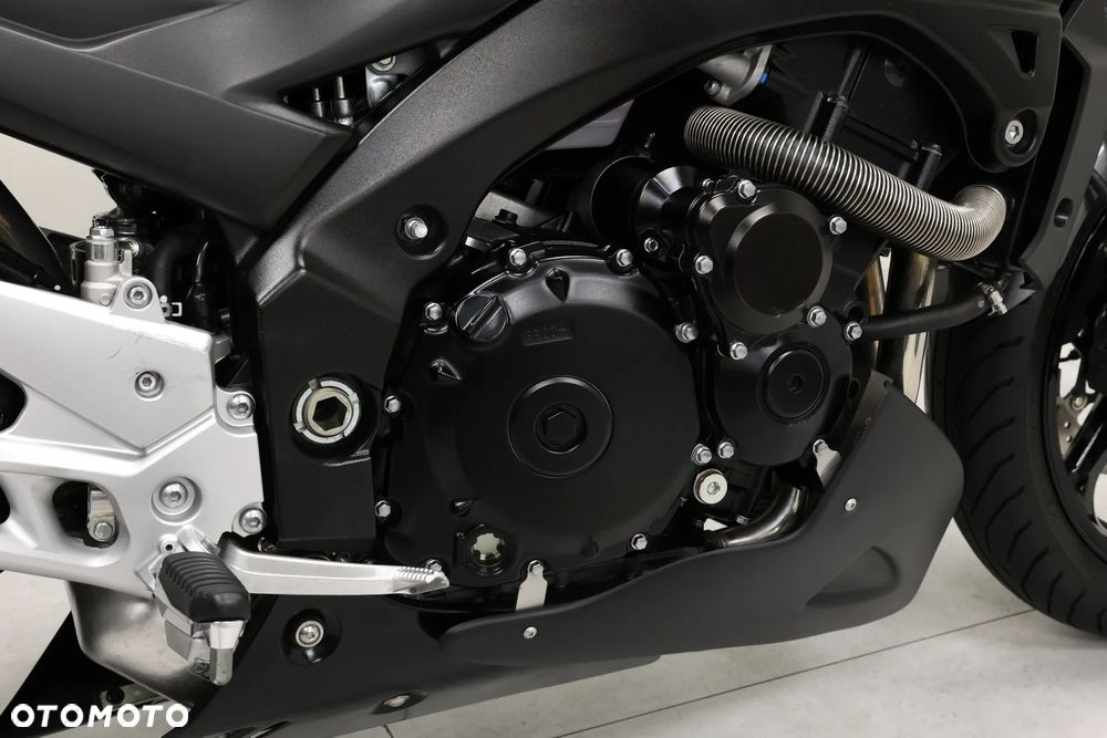 Suzuki GSR - 23