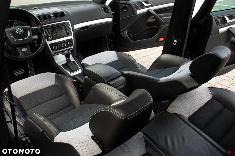 Skoda Octavia 2.0 TDI CR DPF DSG RS - 28