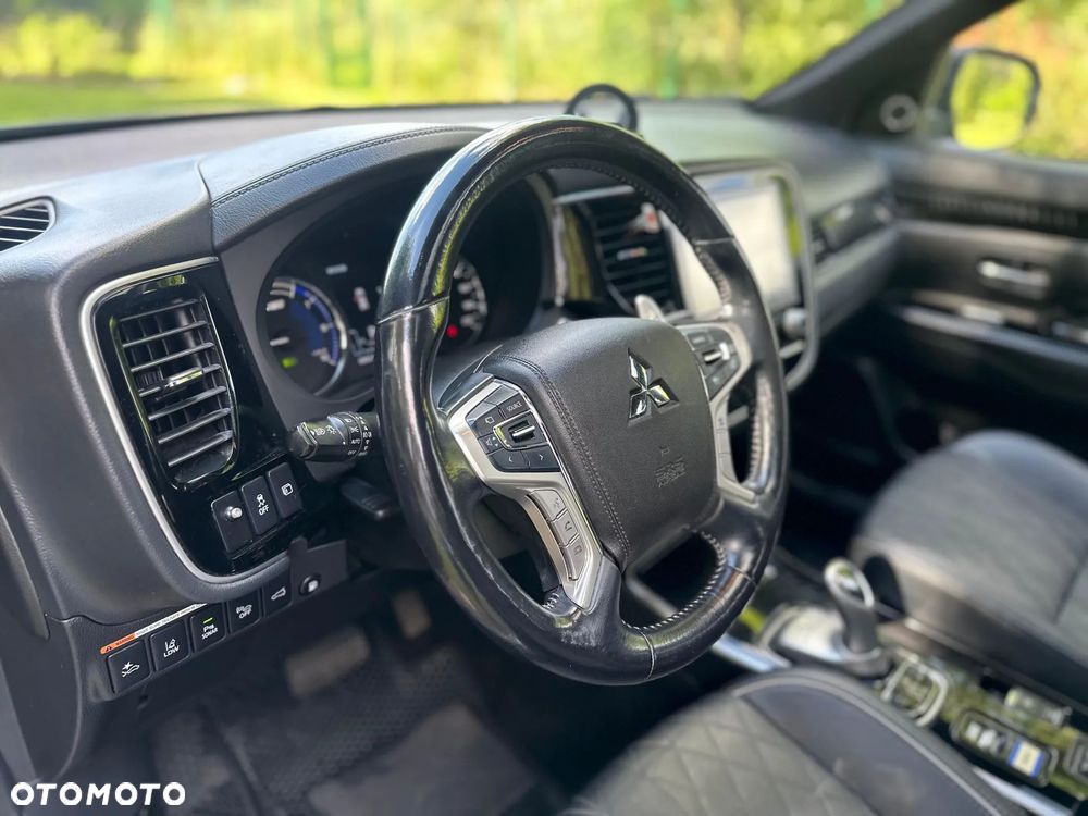 Mitsubishi Outlander Instyle NAVI + - 9