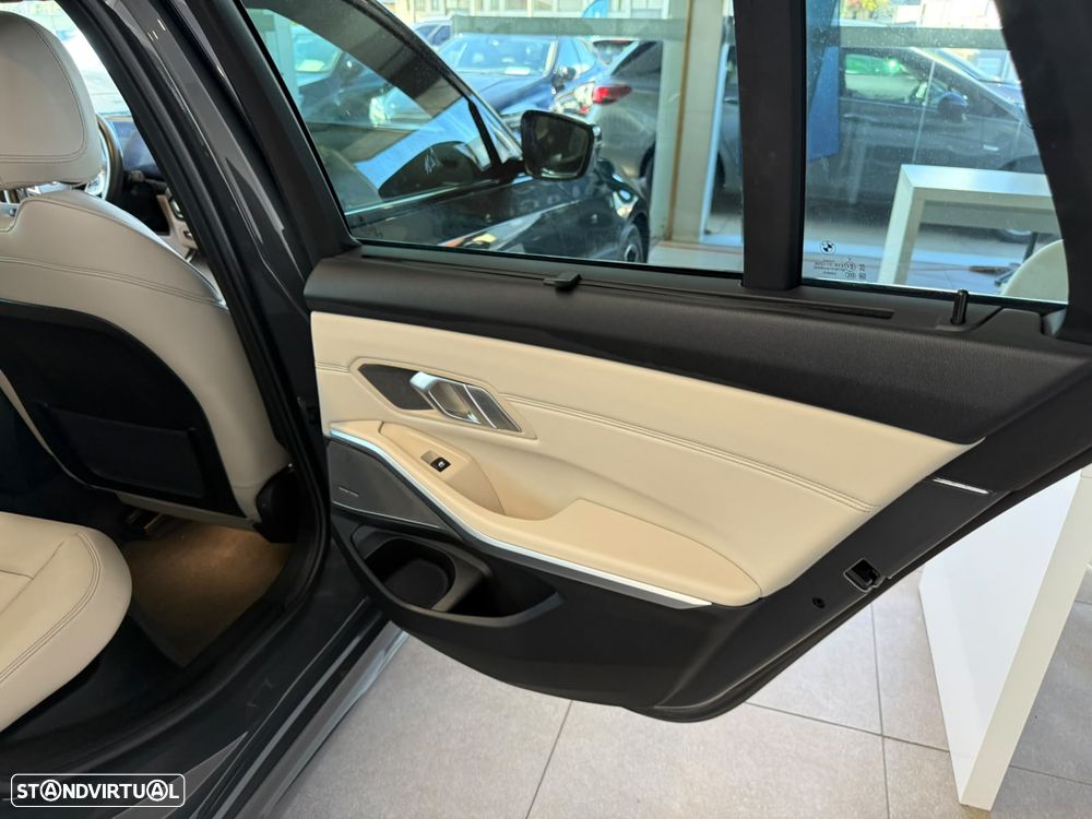 BMW 320 d Pack Desportivo M Auto - 37