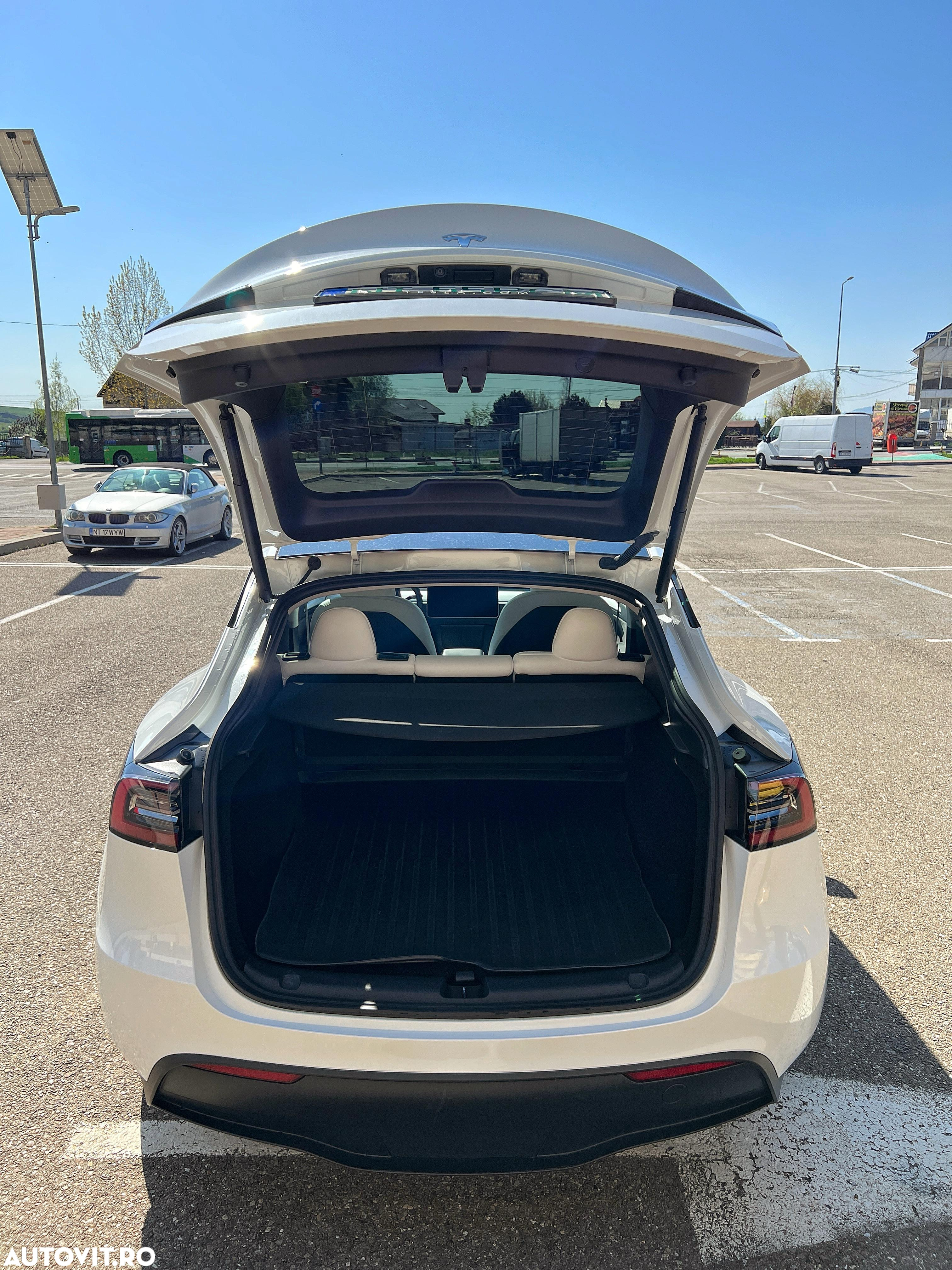 Tesla Model Y - 15